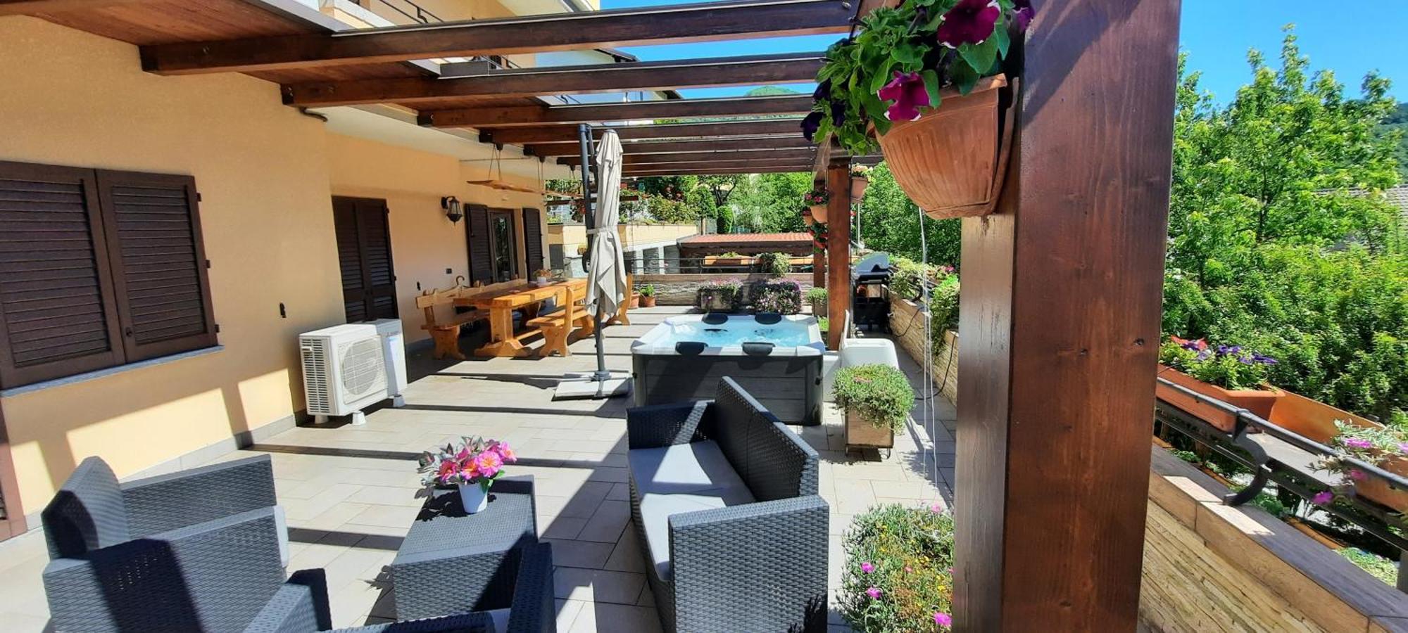 La Terrazza Casa Vacanza Carenno Luaran gambar